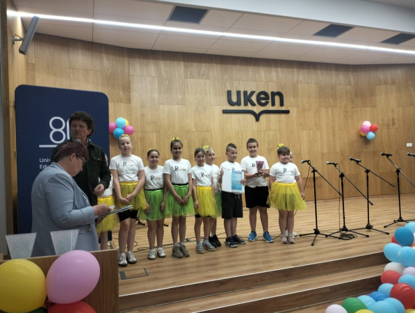 Uczniowie i uczestnicy festiwalu biorą udział w ogłoszeniu wyników konkursu podczas II Festiwalu Zdrowia, zdjęcie 5 z 5