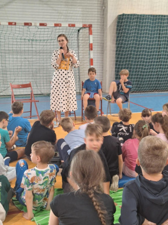 Nauczyciel opowiada dzieciom o korzyściach płynących z czytania, zdjęcie 4 z 5