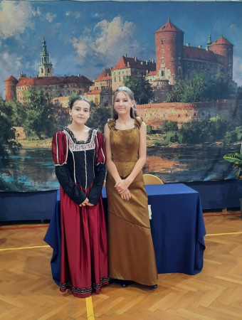 Uczennice pozują w strojach inspirowanych średniowieczem, zdjęcie 5 z 5