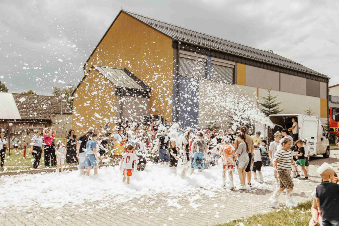 Uczniowie bawią się podczas Piana Party na zakończenie wydarzenia, zdjęcie 12 z 12