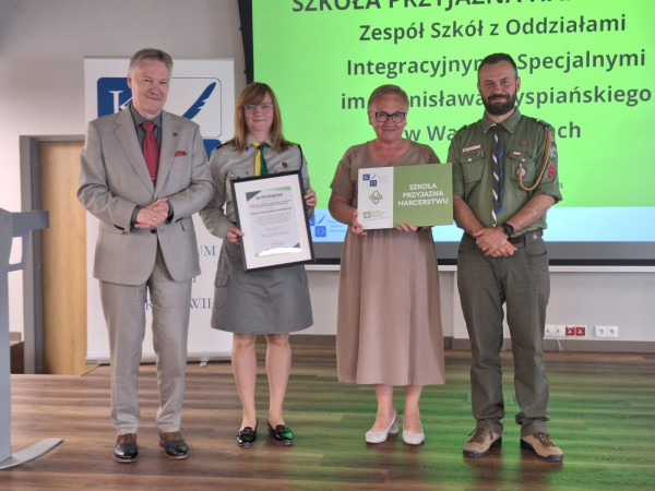 Przedstawiciele szkoły podczas uroczystej gali z certyfikatem 'Szkoły Przyjaznej Harcerstwu', zdjęcie 1 z 3