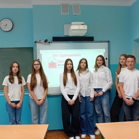 Grupa uczniów przed rozpoczęciem konkursowych zmagań, zdjęcie 2 z 5